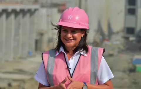 Ilya Espino de Marotta, la mujer que está haciendo historia en el Canal de Panamá