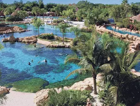 Diversión genuina en medio de un vasto paraíso artificial 