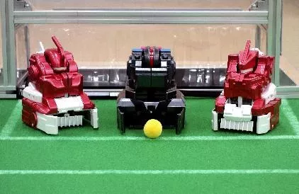 Presentan un robot futbolista para fomentar los niños 'ingenieros'