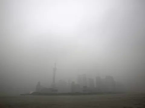 Contaminación en China lleva a pilotos a entrenarse para aterrizar "a ciegas"