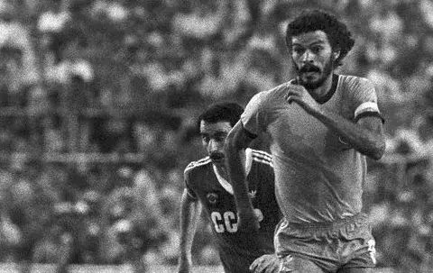 Todos los estadios y equipos de Brasil rinden homenaje a Sócrates
