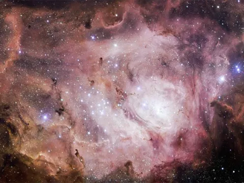 Un sondeo estelar capta la formación de estrellas en la nebulosa de la Laguna