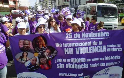 Mujeres marchan en contra de la violencia de género