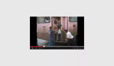 Chico aprieta a pasajeros en Cuba por la puerta como ropa en la maleta