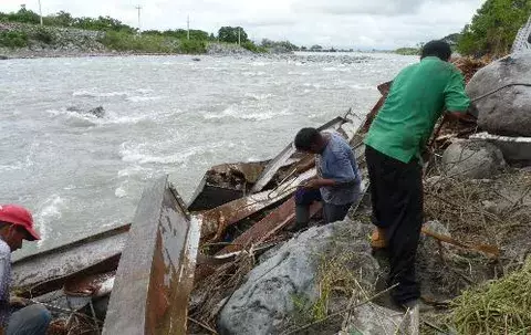 Residentes de La Victoria venden hierro del puente colapsado en Boquerón
