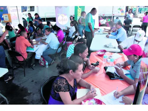   Abundan las vacantes para atención al cliente 