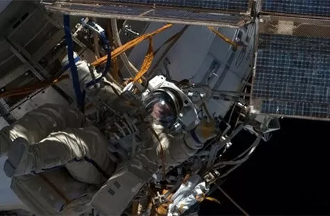 Cosmonauta perdió un panel durante caminata espacial