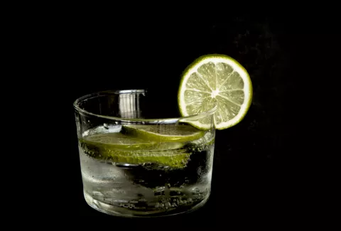 Más de dos tragos y medio por día acelera pérdida de memoria en los hombres