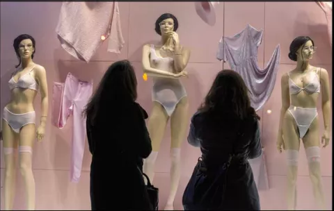Maniquíes con vello púbico desatan polémica en Nueva York