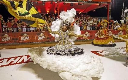 La ciudad Encarnación se viste de colores para celebrar carnaval