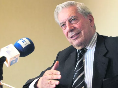 Vargas Llosa cree chavismo tratará de manipular resultado si gana Capriles