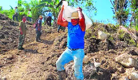 Productores acarrean sobre los hombros sus productos 