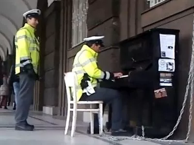 Un vídeo de un policía checo tocando el piano en la calle arrasa en internet