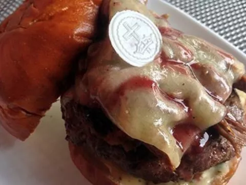Hamburguesa con hostia ofende a católicos