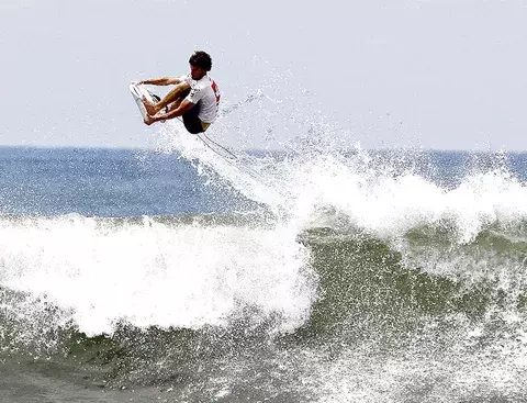 Hank Gaskell conquista las olas de El Salvador 