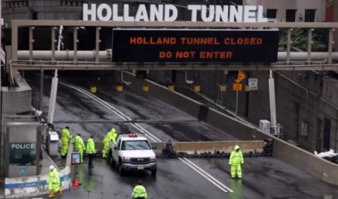 Una mujer da a luz a su bebé en el túnel Holland