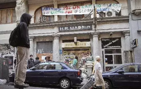Indignados permanecen ante hotel vacío de Madrid para cederlo a desahuciados