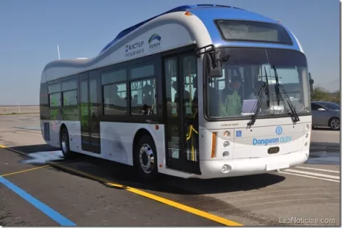 Vehículos eléctricos que se cargan al transitar por una carretera