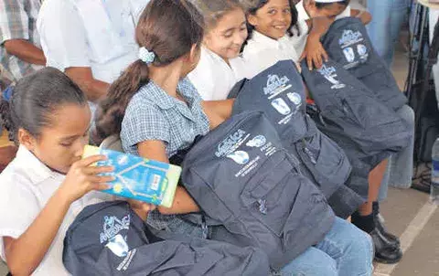 MEDUCA vuelve a comprar mochilas de forma directa 