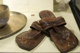 Sandalias que pertenecieron al líder Mahatma Gandhi fueron subastadas