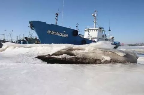 Más de mil barcos quedaron atrapados en una gruesa capa de hielo