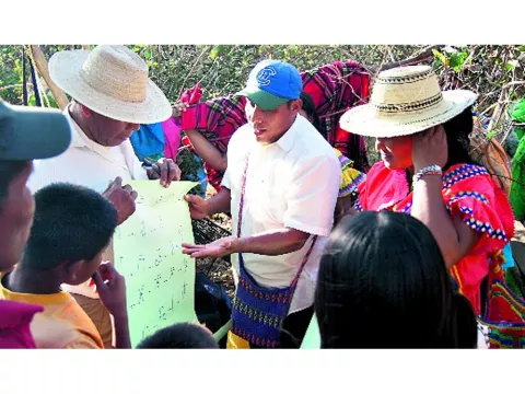 Un pueblo que se esfuerza por recibir educación 