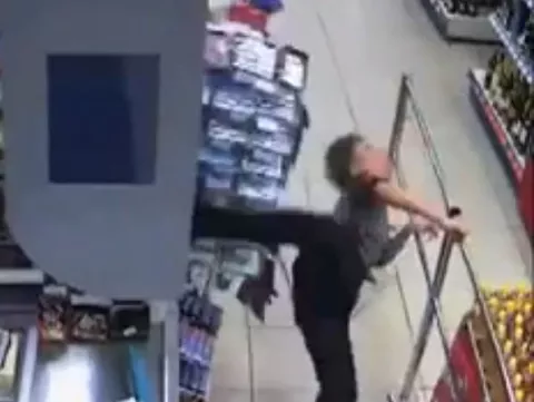 Por ahorrar tiempo terminó en el suelo y debajo de un estante (Video)