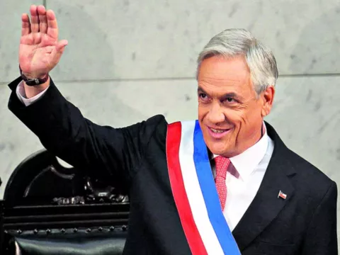 Estudiantes protestan durante el discurso de Piñera 