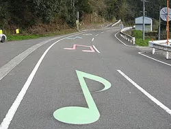 China construye una "carretera musical" en la que los autos ponen la melodía