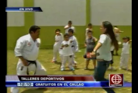 Profesor derriba a reportera durante demostración de defensa personal