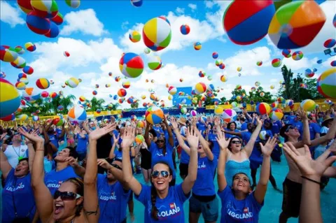 Baten el récord mundial de gente lanzando balones