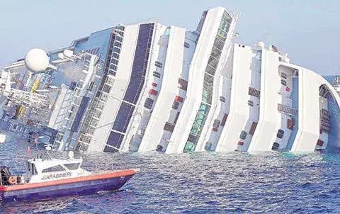 Naufragio en crucero deja tres muertos y 70 desaparecidos 