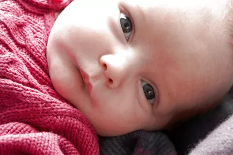 Nace un bebé blanco de padres nigerianos