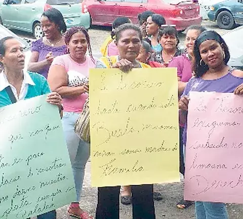 Mujeres piquetean Tesorería Municipal 