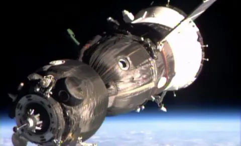 Cosmonautas empiezan caminata espacial con antorcha olímpica