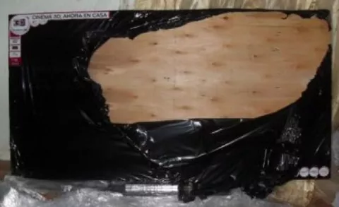 Creyó que compraba un TV LED y resultó ser una plancha de madera