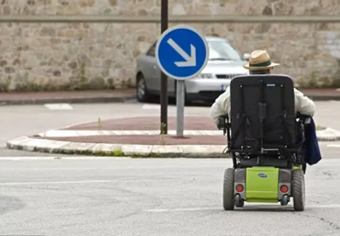 Anciano se escapó de asilo porque le aburría estar con viejos
