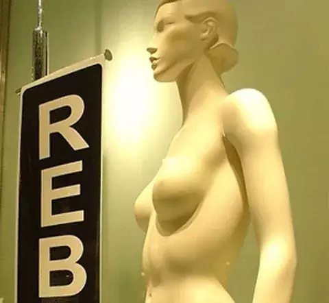 Se disfrazó de maniquí para escapar de la Policía