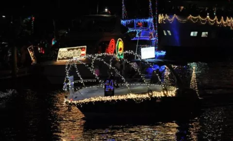 Un centenar de barcos protagonizaron un gran desfile navideño