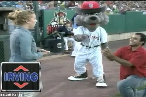 En pleno estadio de béisbol, mujer rechaza propuesta de matrimonio 