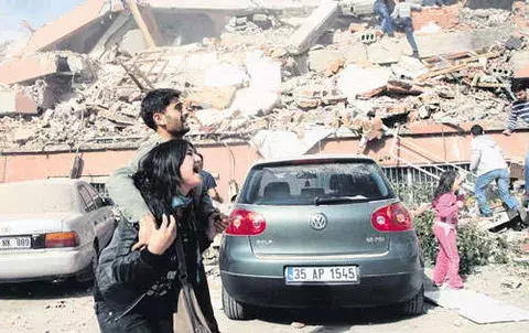 Terremoto deja 138 muertos y  350 heridos en Turquía 