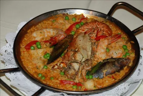 La palabra paella significa sobras en árabe