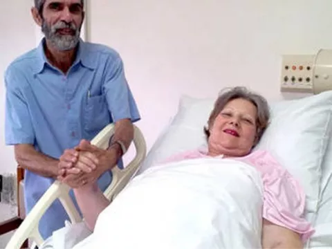 Una mujer de 61 años da a luz unos gemelos después de 20 años de intentos