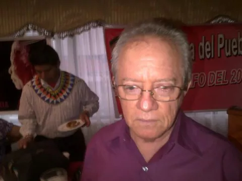 Hombre amamanta a sus hijos, luego que su esposa muriera
