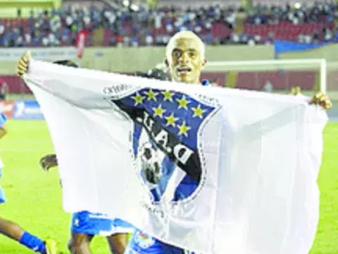El Árabe Unido, en busca de un compañero para ‘Pibe’ González 