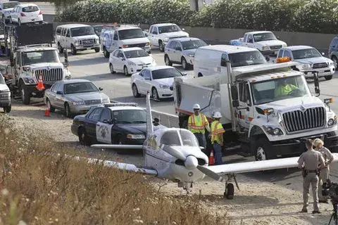 Avioneta que se queda sin gasolina; aterriza en autopista