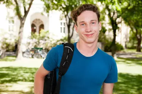 Universidad demanda a estudiante por graduarse antes de tiempo