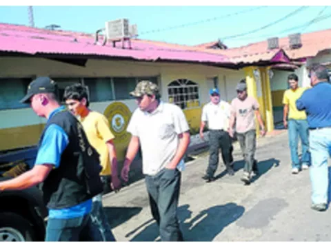 Tráfico salpica a seis funcionarios 