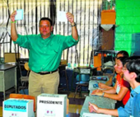  Araya y Solís encabezan elecciones en Costa Rica 