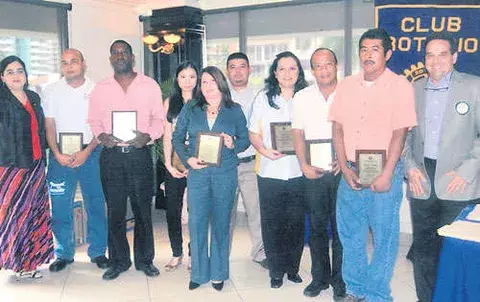   Rotarios otorgan reconocimiento  <br>   
